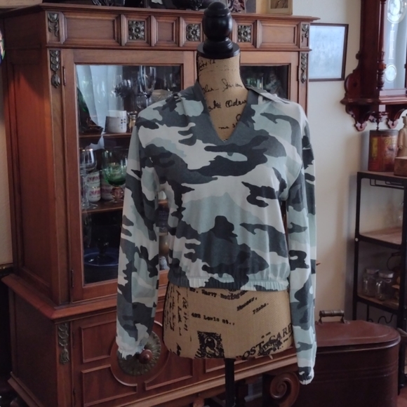 Wild Fable light weight hooded sweatshirt size xs